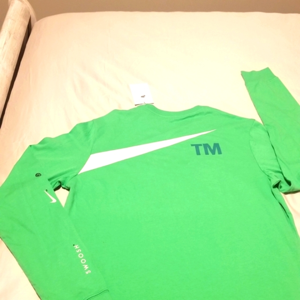 Nike Men's Sportswear Graphic Long-Sleeve Tee-Green "NEW" W/Tags. SHIRT ONLY. - Picture 3 of 9